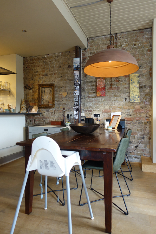 Polyvalent hoekpand met karaktervol appartement en terras 