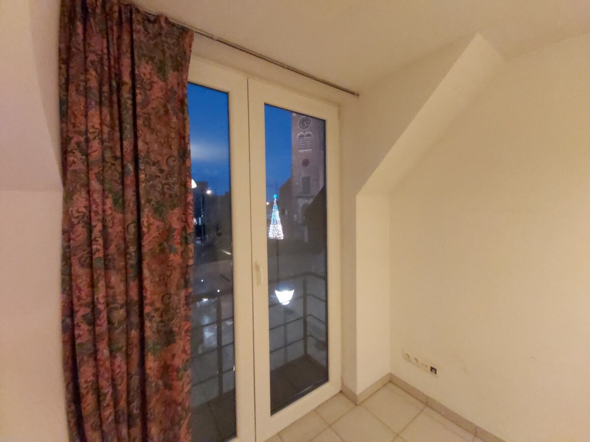 Uitstekend gelegen duplex appartement. Geen vaste kosten ! 