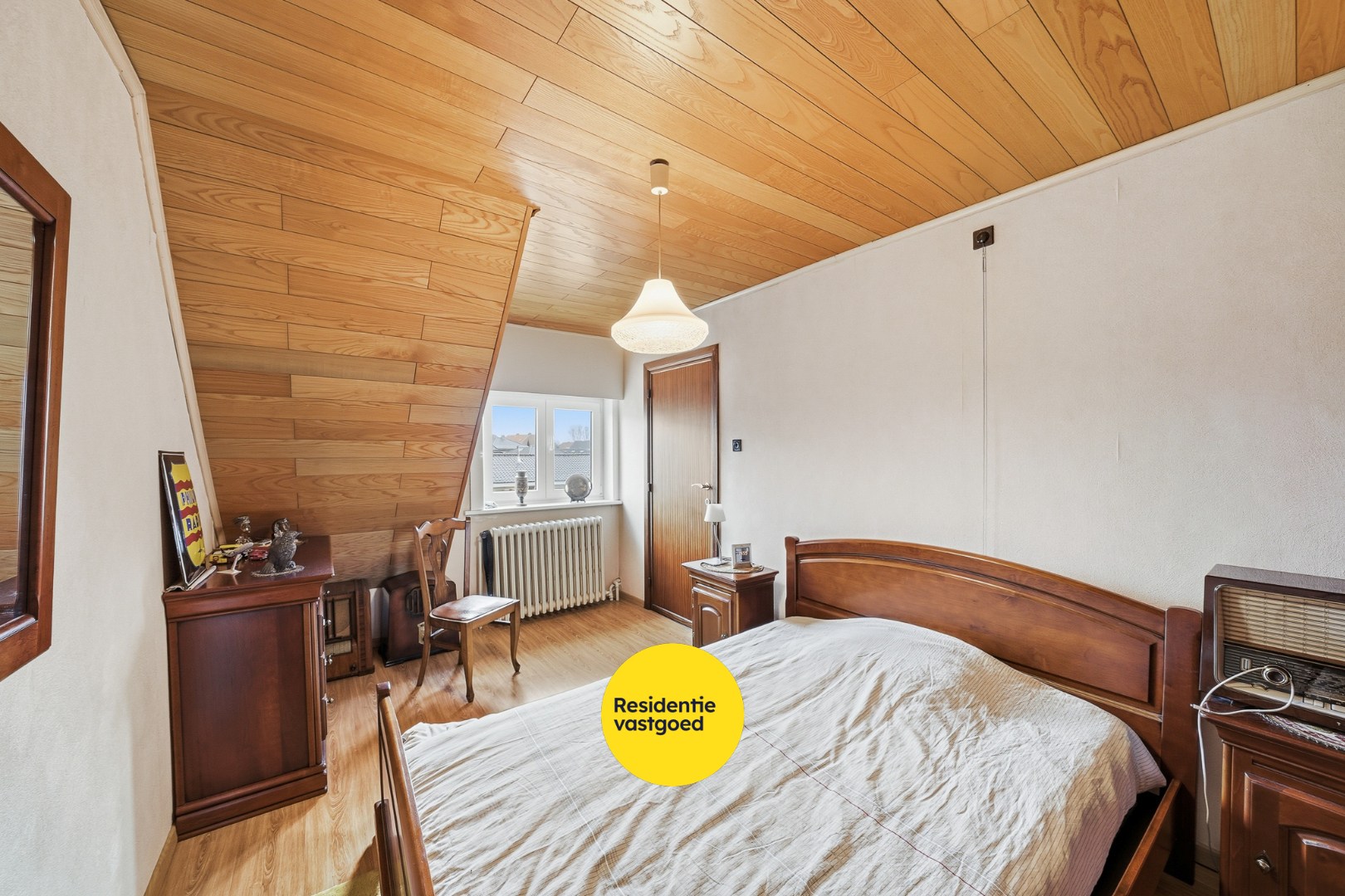 Halfopen woning met 4 slaapkamers, garage en ruime oprit op 429 m² in Oudenburg 