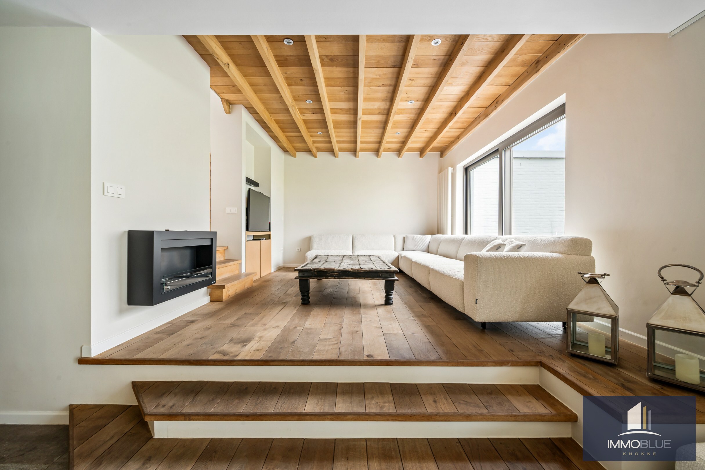 Domaine idylliquement situé avec maison rénovée, espace professionnel et installations équestres étendues. 