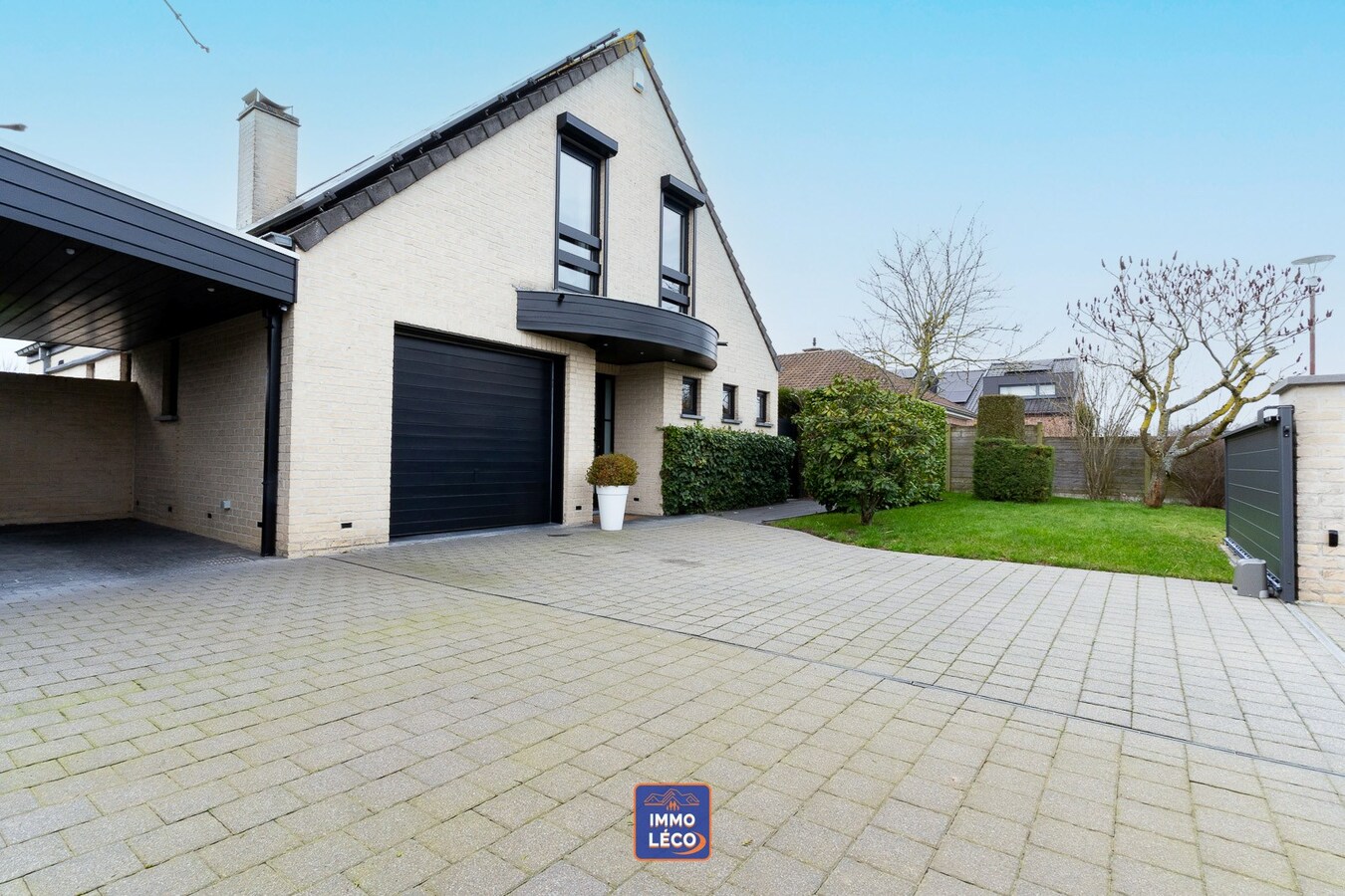 Magnifique villa érigée sur 762m², dans un clos prisé – Coup de cœur ! 