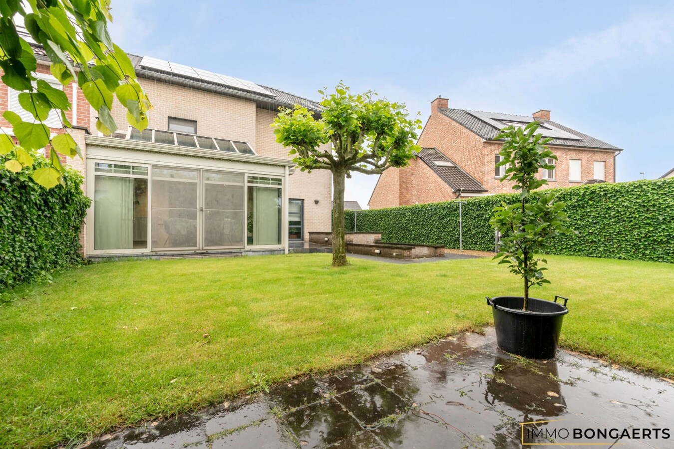 Ruime instapklare woning in het centrum van Neeroeteren met tuin, garage en 3 slaapkamers. 