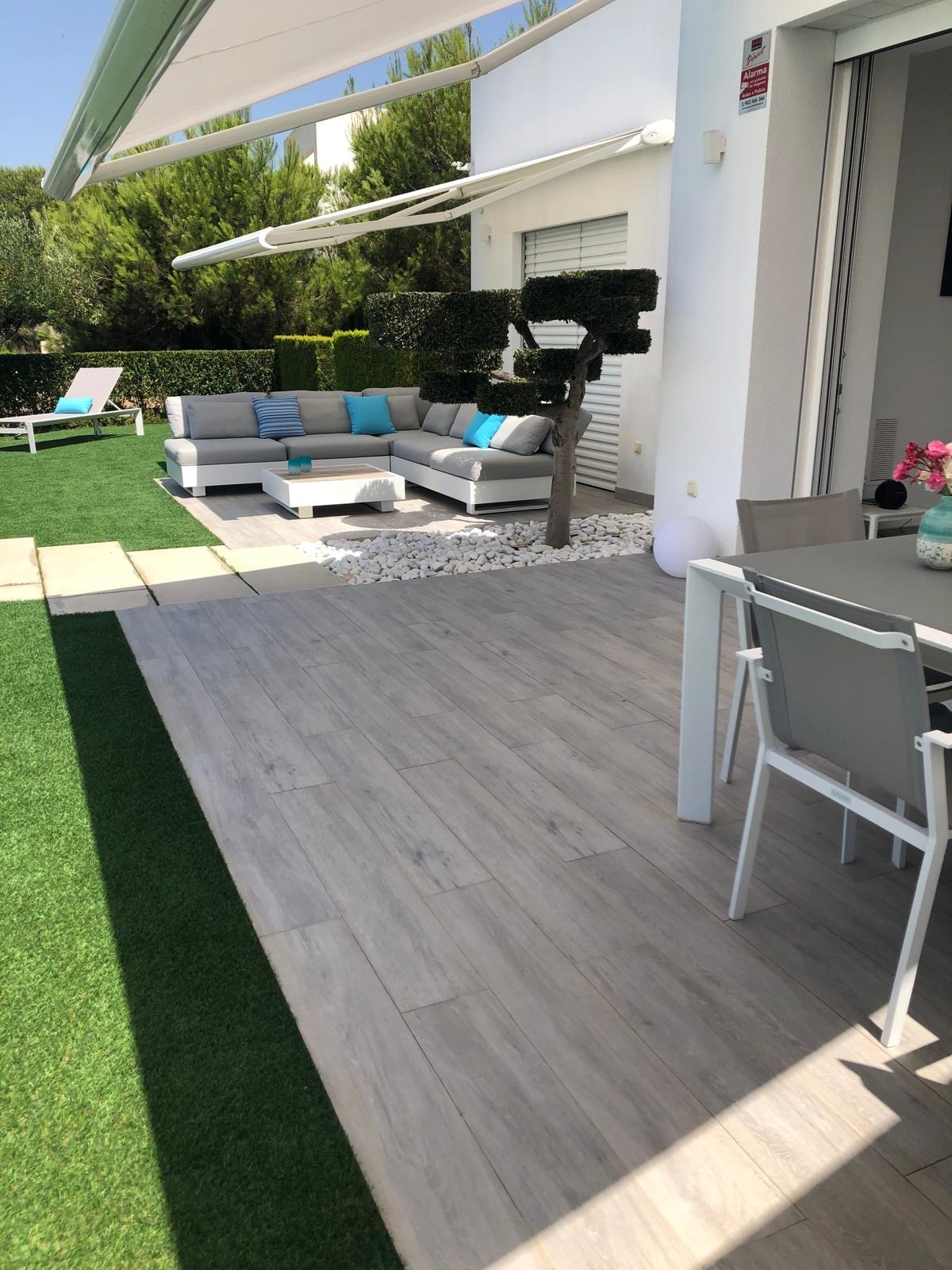 Bienvenue dans la Communauté Adelfa, une oasis exclusive au cœur du Las Colinas Golf &amp; Country Club. Ici, vous pourrez profiter de la nature préservée et du climat agréable du sud-est de l'Espagne 