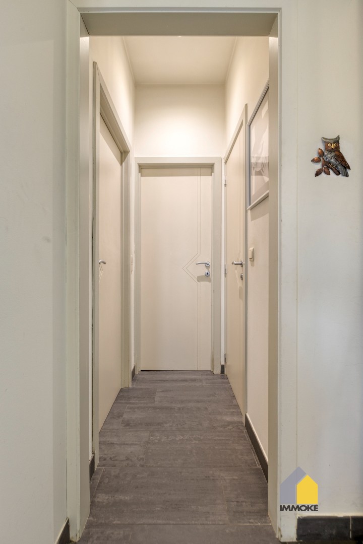 Gelijkvloers appartement (91 m²) in centrum met 1 slpk en parking. 