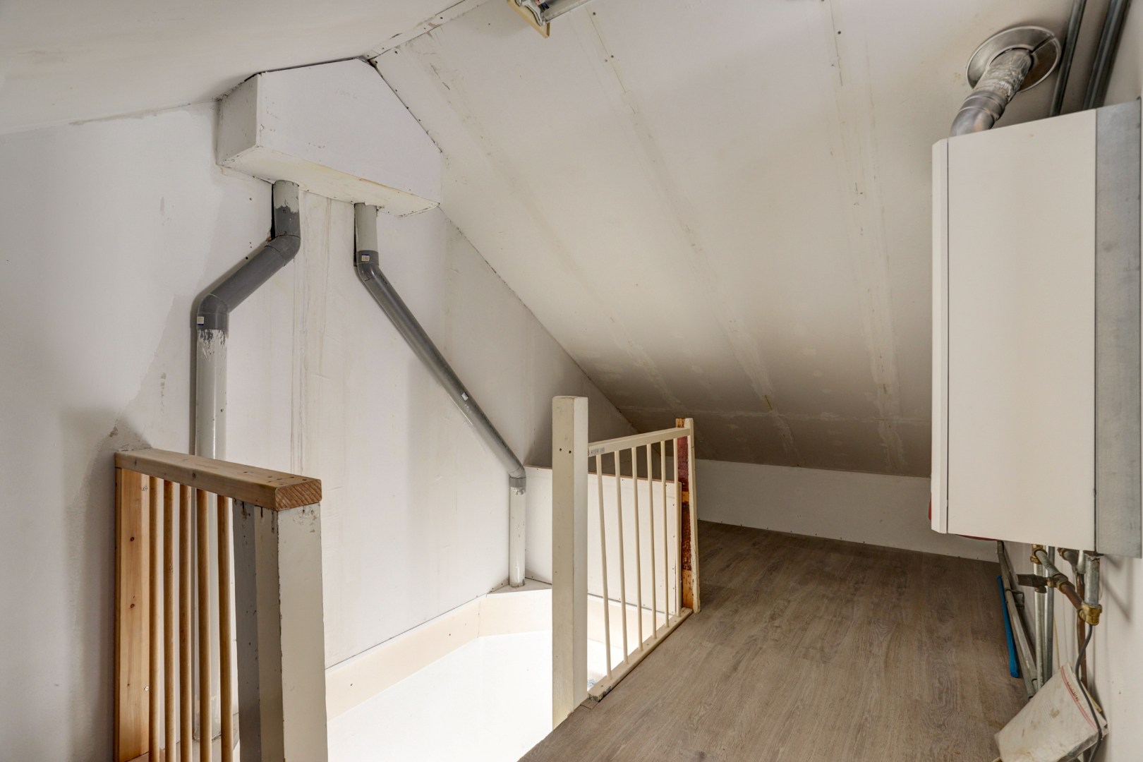 Op zoek naar een ruime 5-kamer woning op eigen grond waar u, uw wensen nog kunt uitvoeren ? 