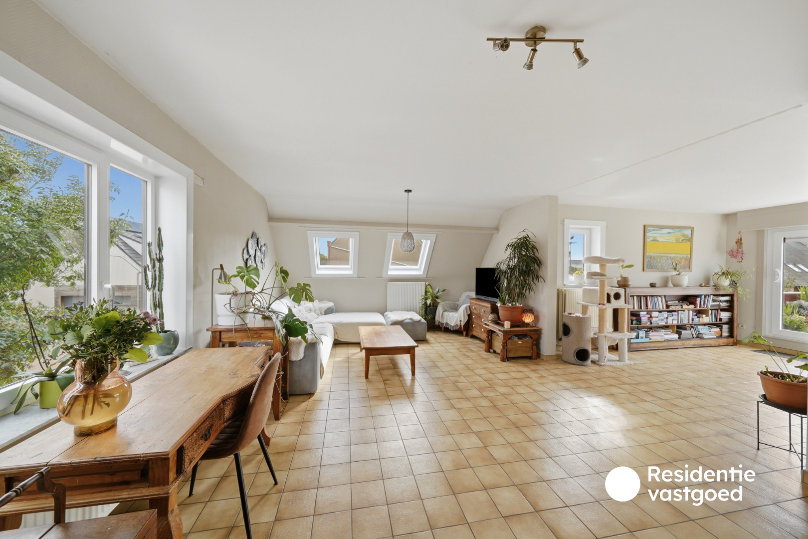 Opbrengsteigendom met 3 appartementen, garage en zonnig terras 