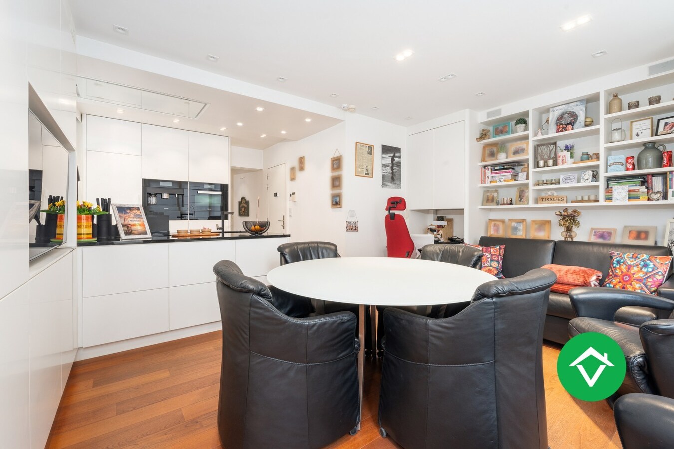 Instapklaar bemeubeld hoekappartement met 2 slaapkamers te koop in Oostende 