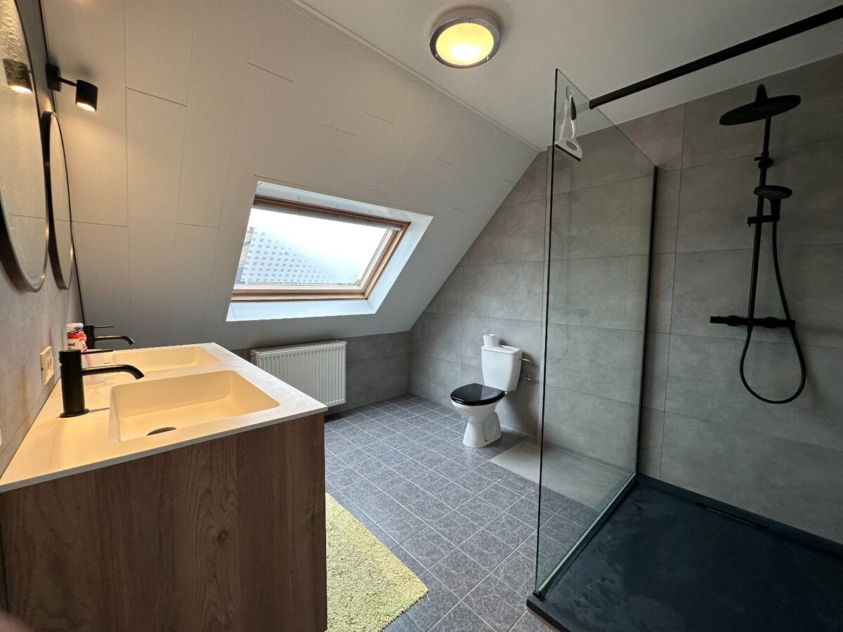 Centraal gelegen, lichtrijke woning met drie slaapkamers en garage 