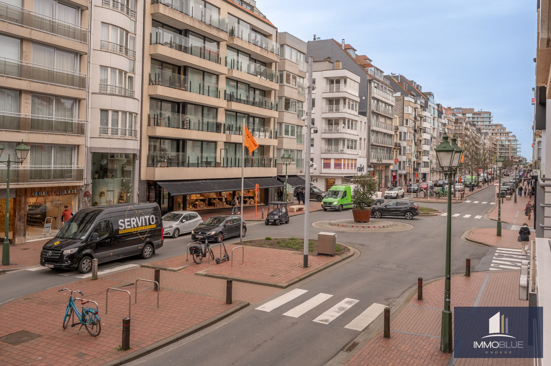 Appartement lumineux, entièrement rénové, avec trois chambres et une largeur de façade d’environ 5,5 mètres, idéalement situé à proximité de l’avenue Dumortier. 