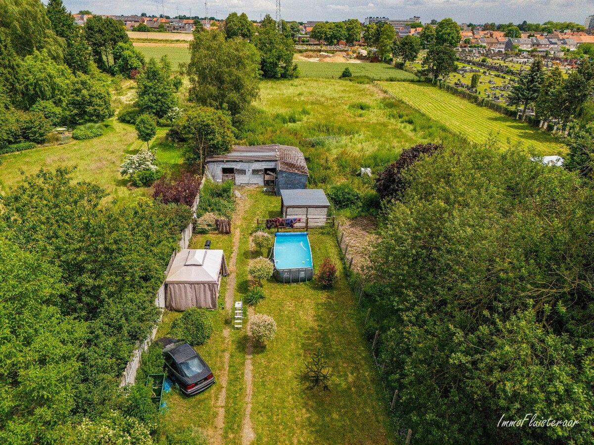 Refreshed house with stables and adjacent pasture on approximately 43 are in Tienen. 