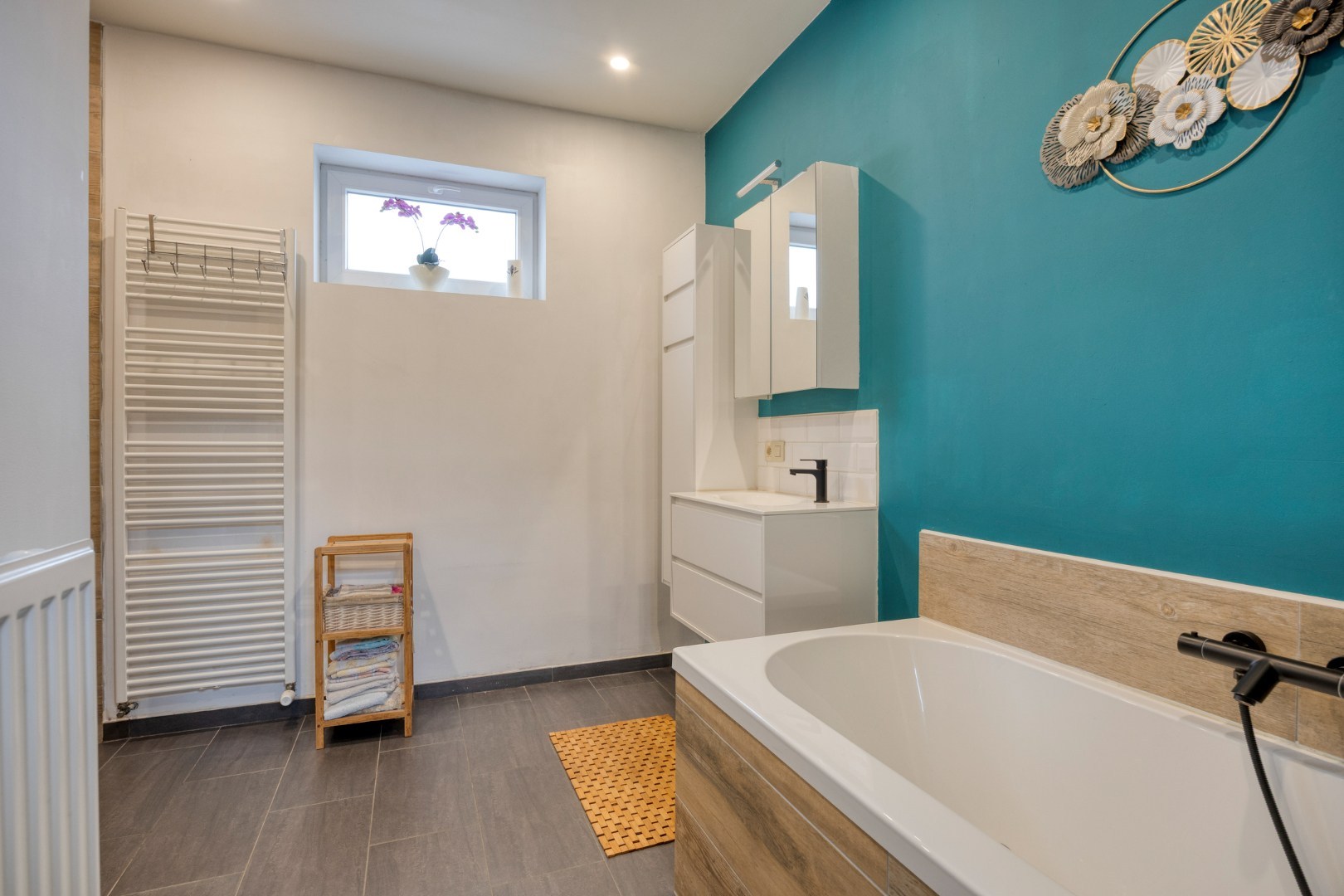 Instapklare woning met naastgelegen bouwgrond in Geel 