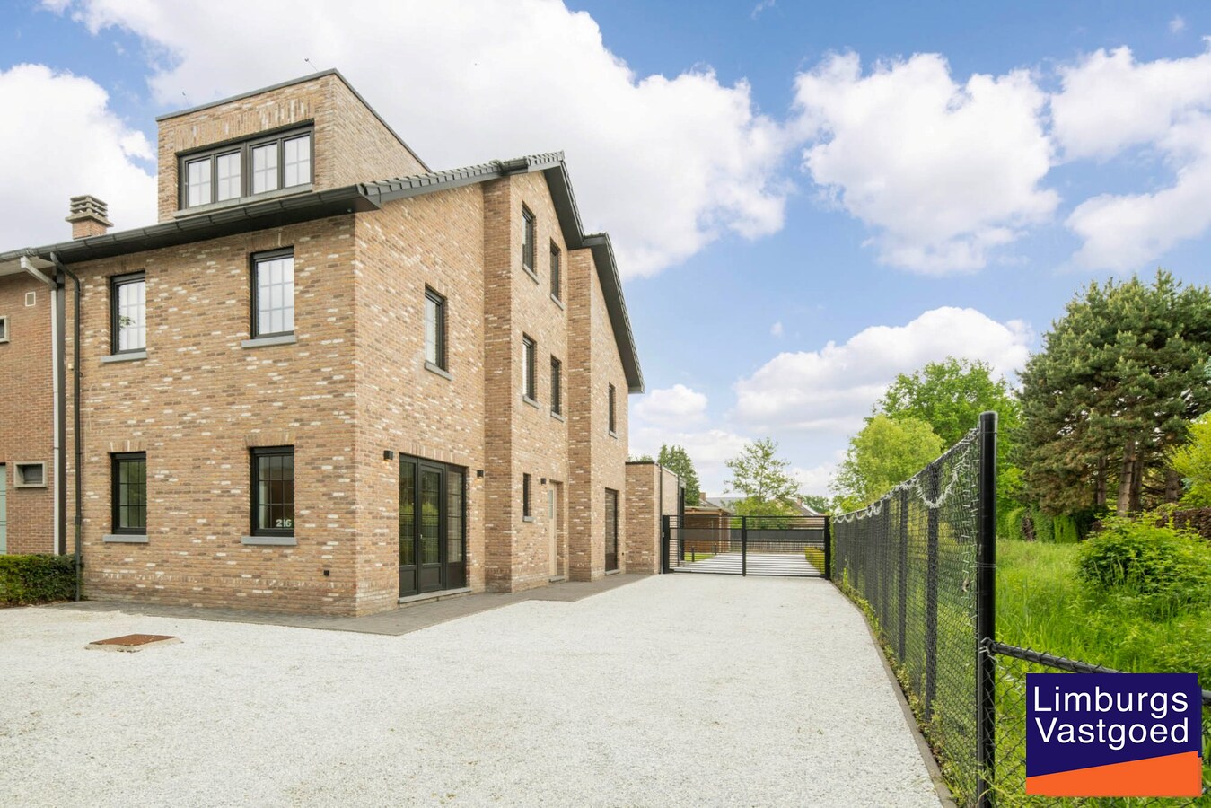 Exclusieve gezinswoning, 283m², 5 slpk, praktijkruimte op toplocatie 