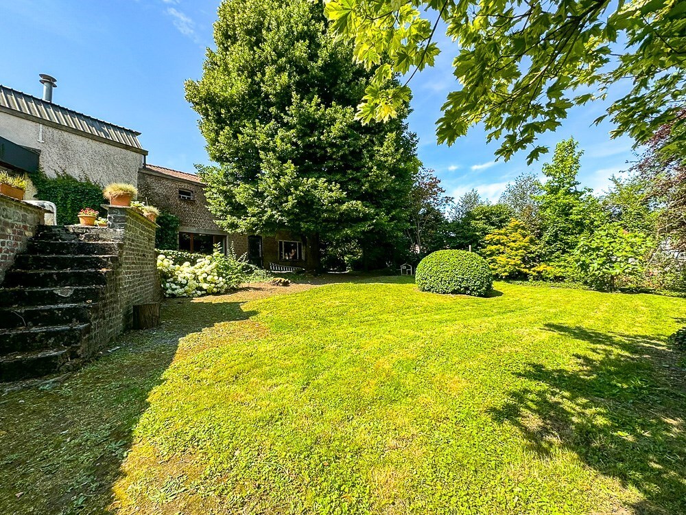 Maison de style en semi plain-pied avec grand espace professionnel, érigés sur 1800m² ! 