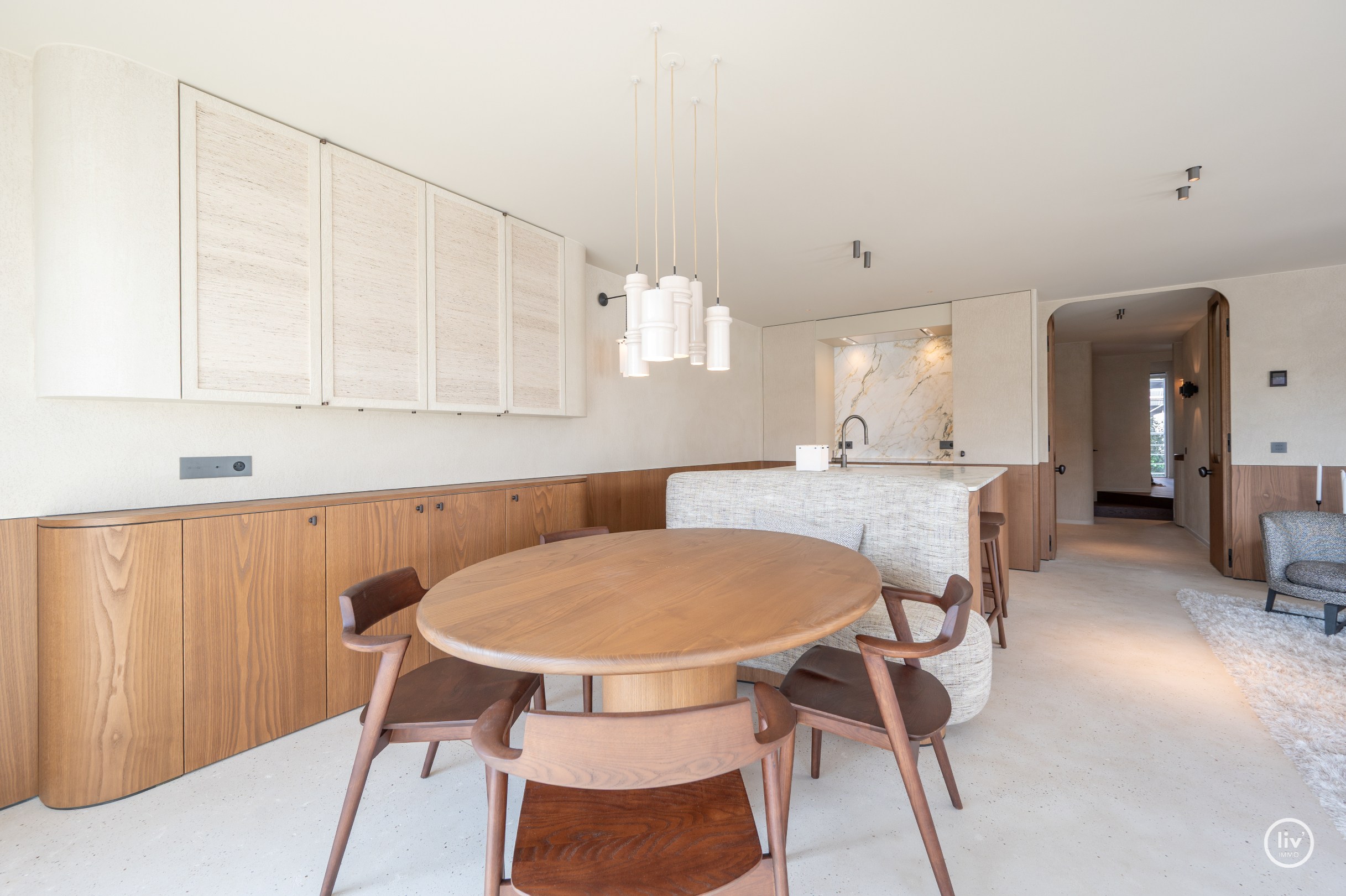 Appartement d'angle entièrement rénové et de haute qualité dans une résidence de standing au cœur du Zoute. 