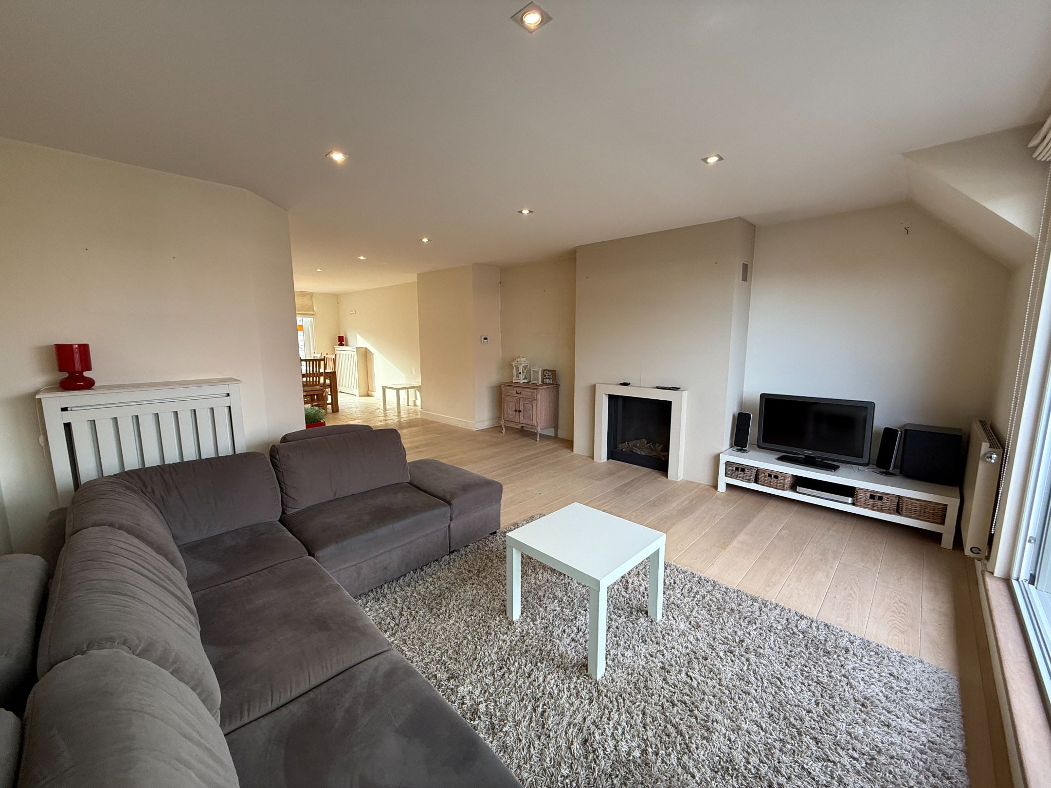 Meublé - Appartement en duplex avec trois chambres et de grandes terrasses situé au centre de Knokke. 