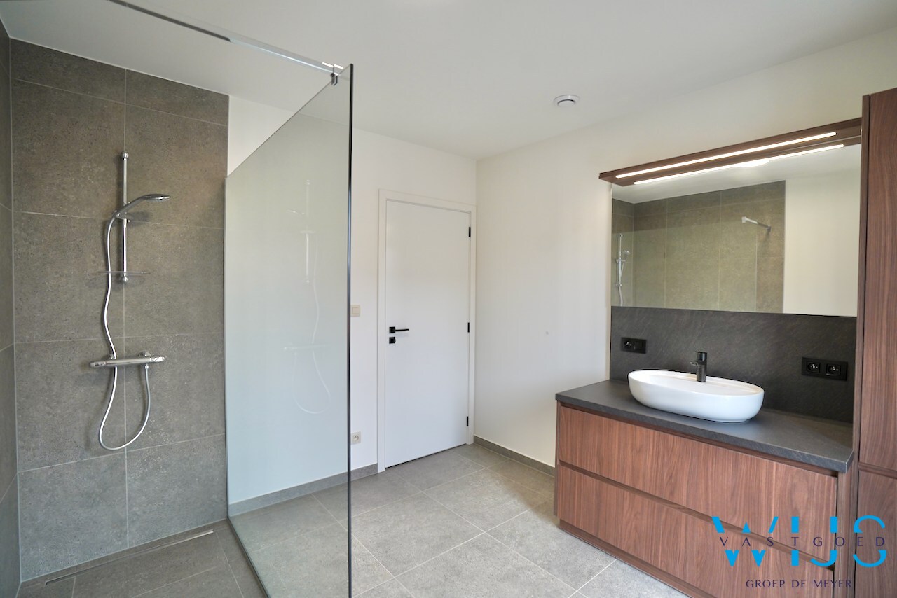 Drieslaapkamer appartement met garage in hartje Ertvelde ! 