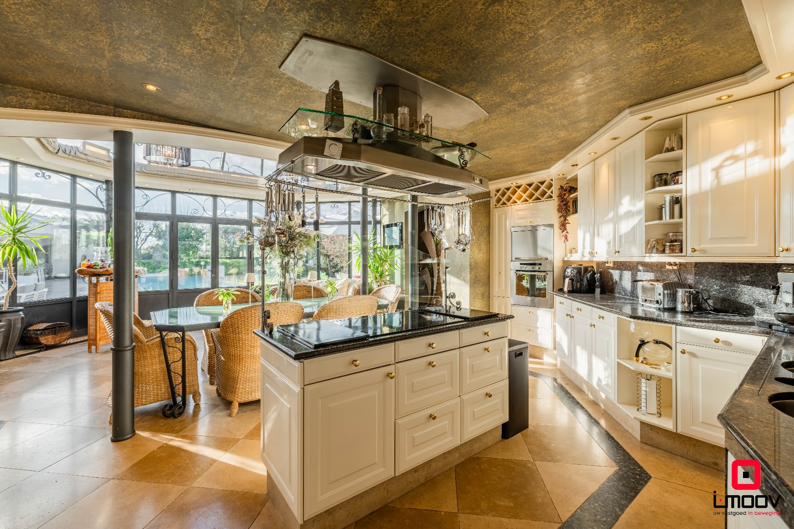 Exclusieve villa met infinity pool en resortgevoel op topligging in Mariakerke 