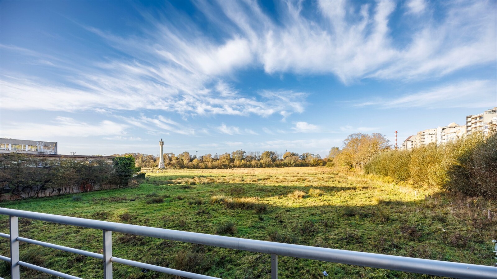 Gelijkvloers appartement met uitzonderlijk zonnig terras en zicht op natuurgebied, op een boogscheut van de zeedijk te Heist. 