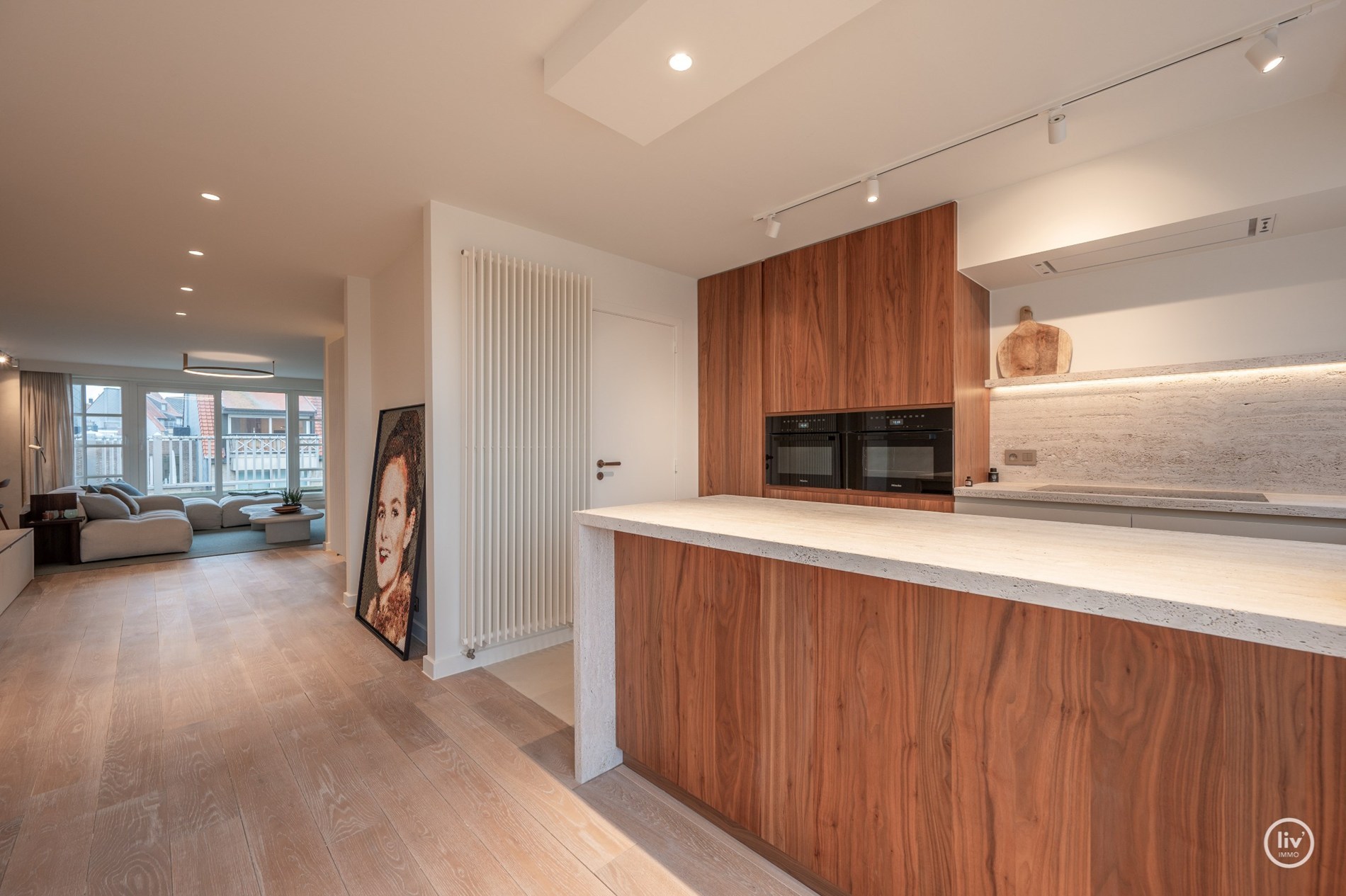 Magnifique appartement en duplex magnifiquement rénové, idéalement situé à proximité de l'église du Sacré-Cœur au cœur de Knokke. 