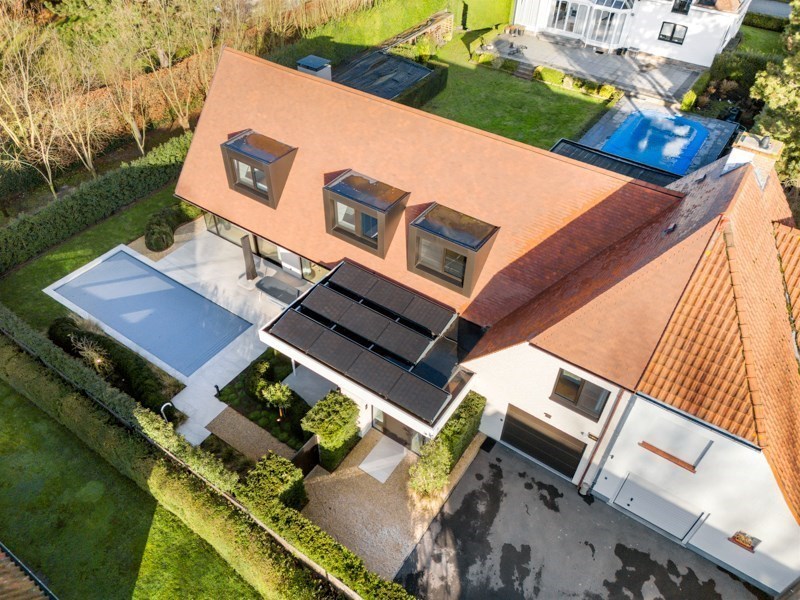 OPENDEURDAG Zaterdag 11/04  tussen 14u en 16u (Graaf Jansdijk 244) Prachtig vernieuwde koppelvilla rustig gelegen tussen Knokke centrum en Het Zoute met een perfecte Zuid-West oriëntatie. 