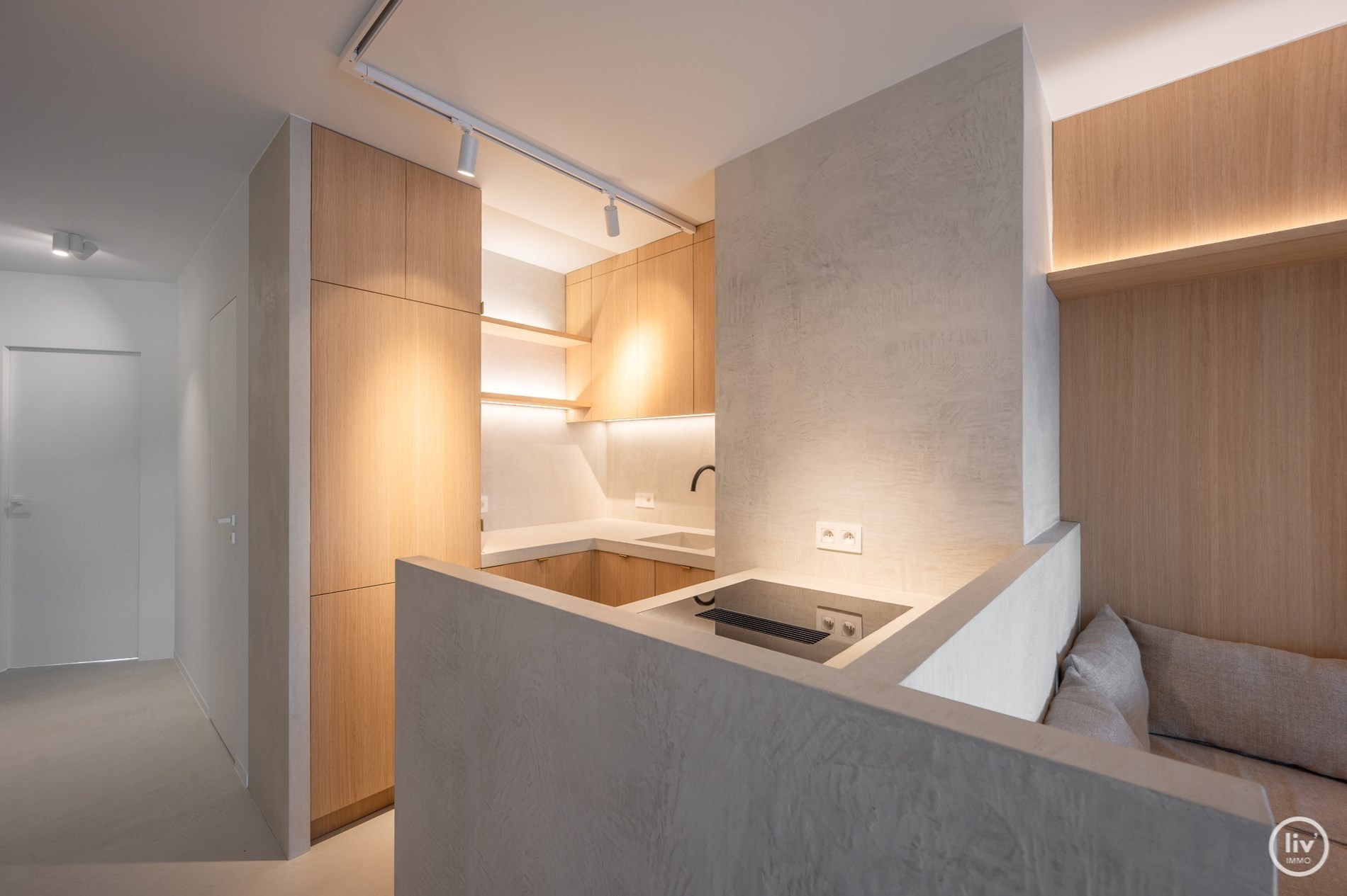 Superbe appartement en duplex magnifiquement rénové avec une spacieuse terrasse orientée vers l'ouest, situé sur la Lippenslaan à Knokke. 