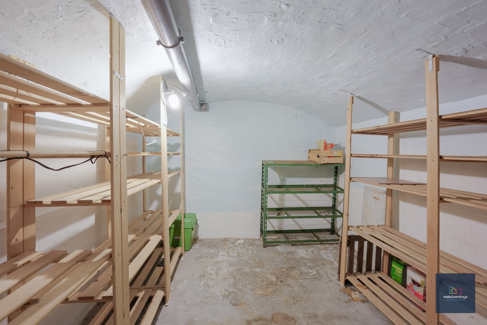 VERKOCHT !!! Te renoveren woning met aangename buitenruimte 