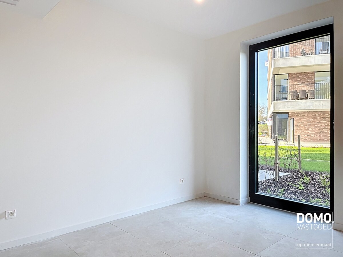 MODERN GELIJKVLOERS APPARTEMENT GELEGEN TE KERMT MET 2 SLAAPKAMERS EN RUIM TERRAS 