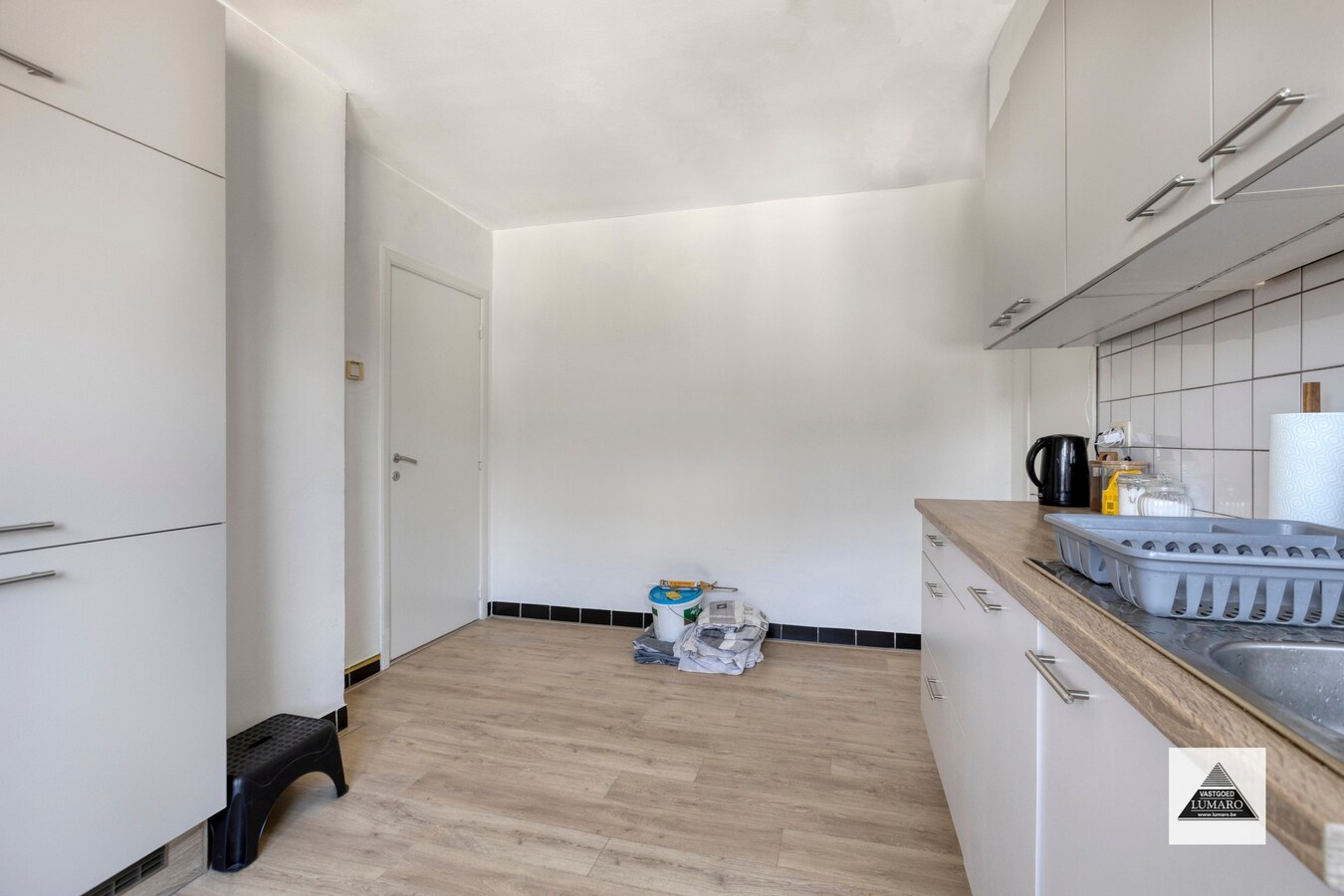 Vernieuwd duplex app. met 3 slaapkamers, terras, parking 