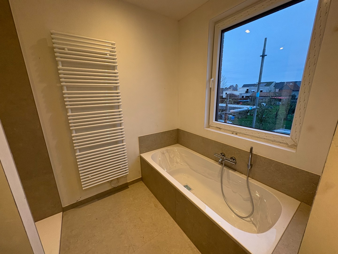 Moderne energiezuinige rijwoning in rustige omgeving met garage 