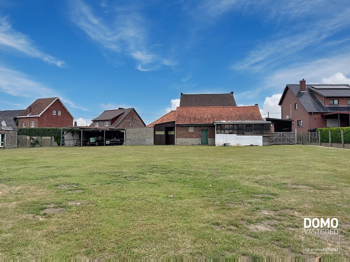 Karaktervolle woning met tal van mogelijkheden en voorzien van paardenstallingen 