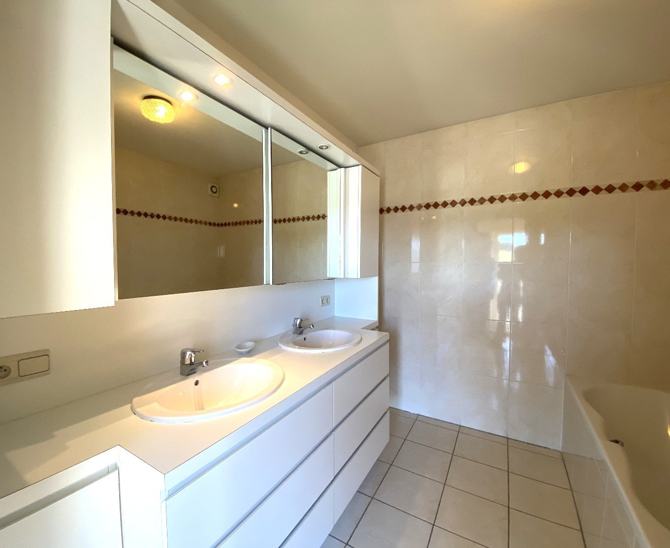 Stijlvol en ruim appartement (129 m²) in hartje Deerlijk met zonneterras! 