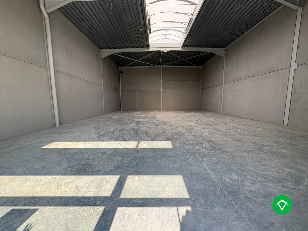 Loods te koop – 246 m² met 2 parkeerplaatsen inbegrepen op de industriezone te Ichtegem 