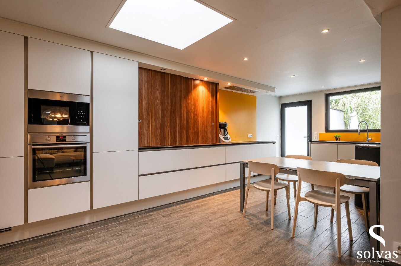 Halfopen gezinswoning met 4 slaapkamers, garage en zonnepanelen – Eeklo 