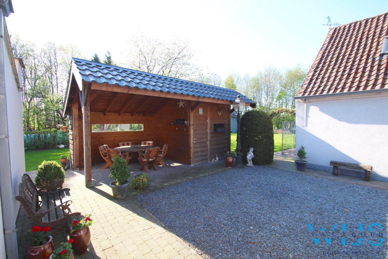 Fenomenaal gelegen Hoeve met bijgebouwen te Assenede ! 