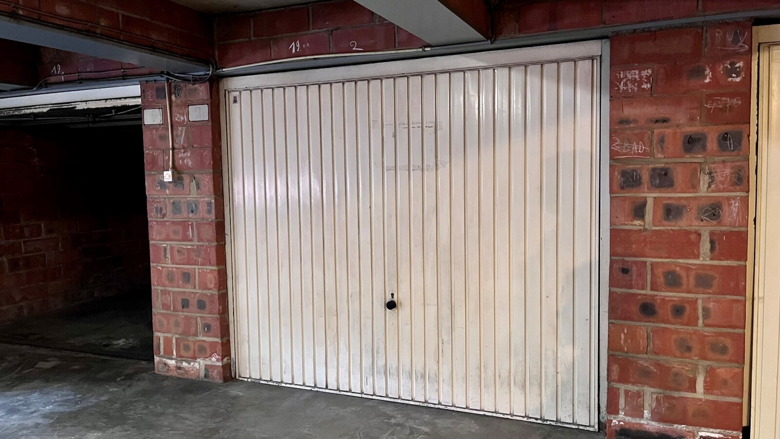 "Ruime garagebox te koop in Hasselt, bouwjaar 1977, geschikt voor 1 voertuig" 