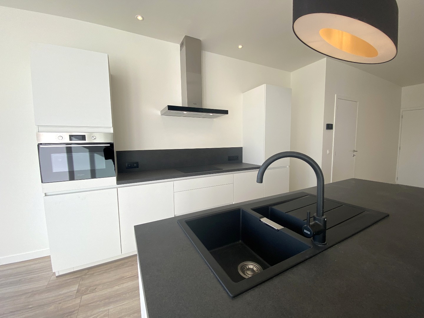 Volledig gerenoveerde centrumwoning in het hartje van Sint-Lodewijk op 442 m²! 