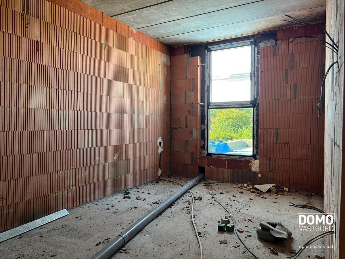 MODERNE NIEUWBOUWWONING IN AANBOUW TE KURINGEN 
