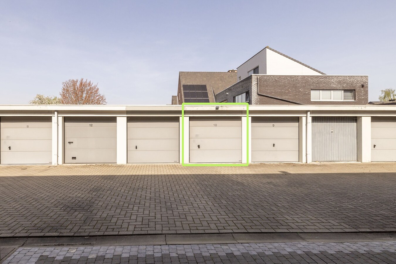 Instapklaar gelijkvloers met 2 slpks en garagebox 