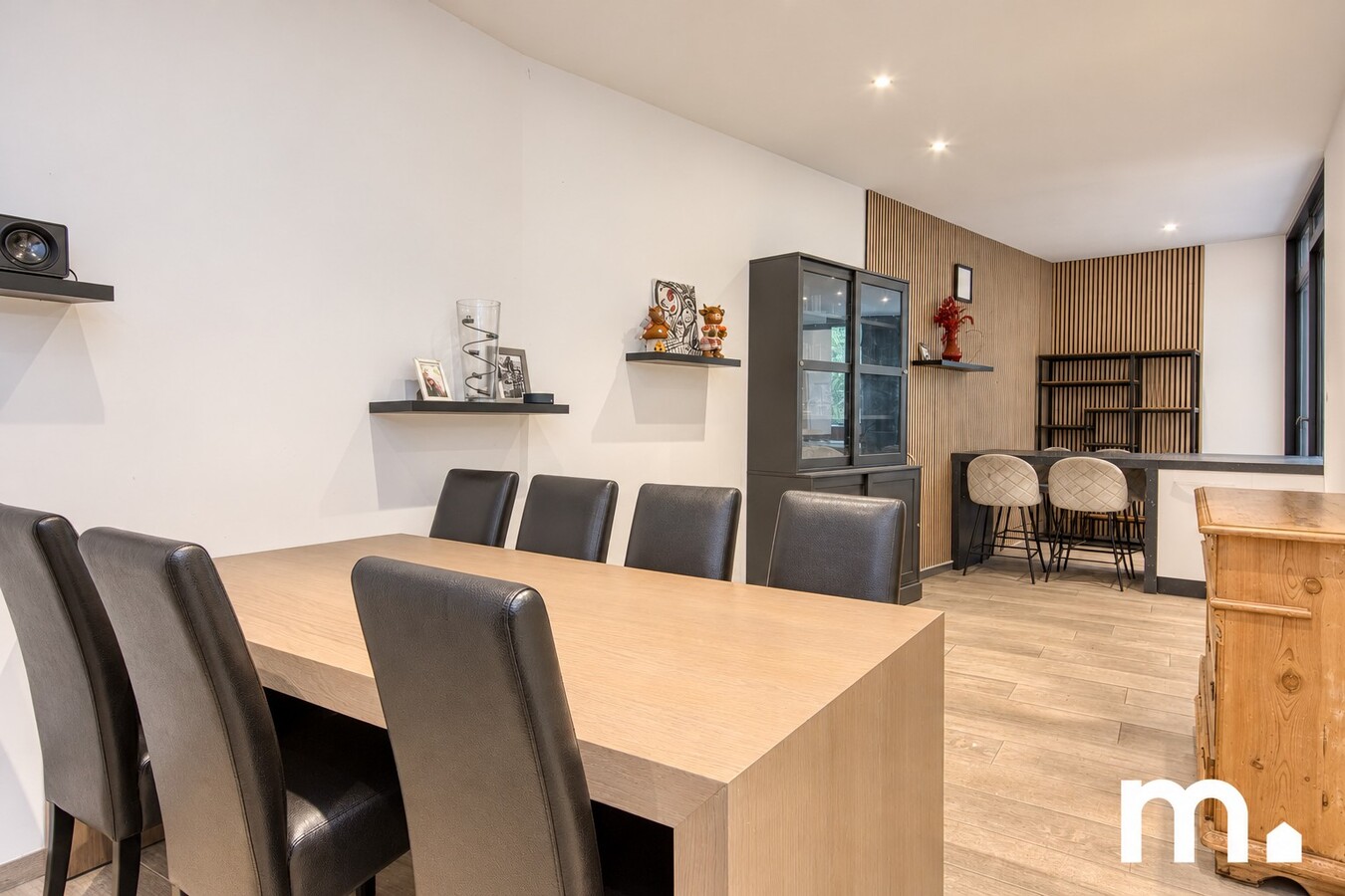 Instapklare woning met 4 slaapkamers, ruime zolder en 16 zonnepanelen in Izegem! 