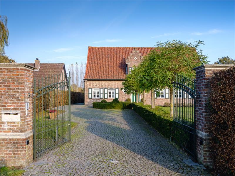 Villa-landhuis met prachtig zicht op uitgestrekte achterliggende velden 