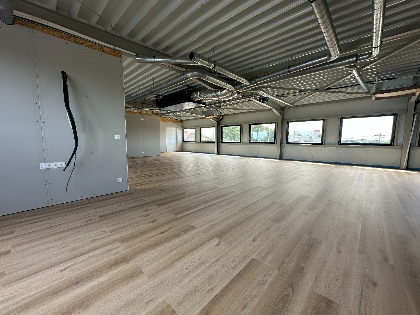 Prachtige kantoorruimte, 275 m², met private parking, gunstig gelegen te Torhout. 