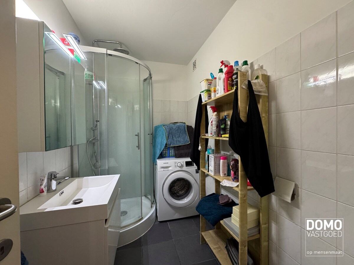 Ruim appartement rustig gelegen in Kuringen. Dichtbij winkels, scholen, autosnelwegen en openbaar vervoer. 