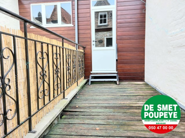 Commerciële winkelruimte met bovenliggend appartement 