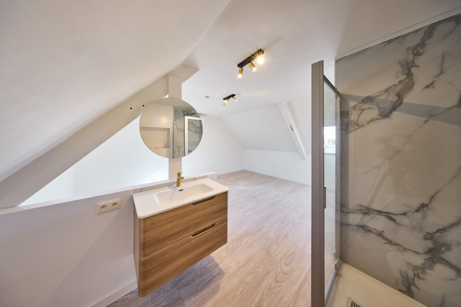 Volledig gerenoveerde centrumwoning in het hartje van Sint-Lodewijk op 442 m²! 