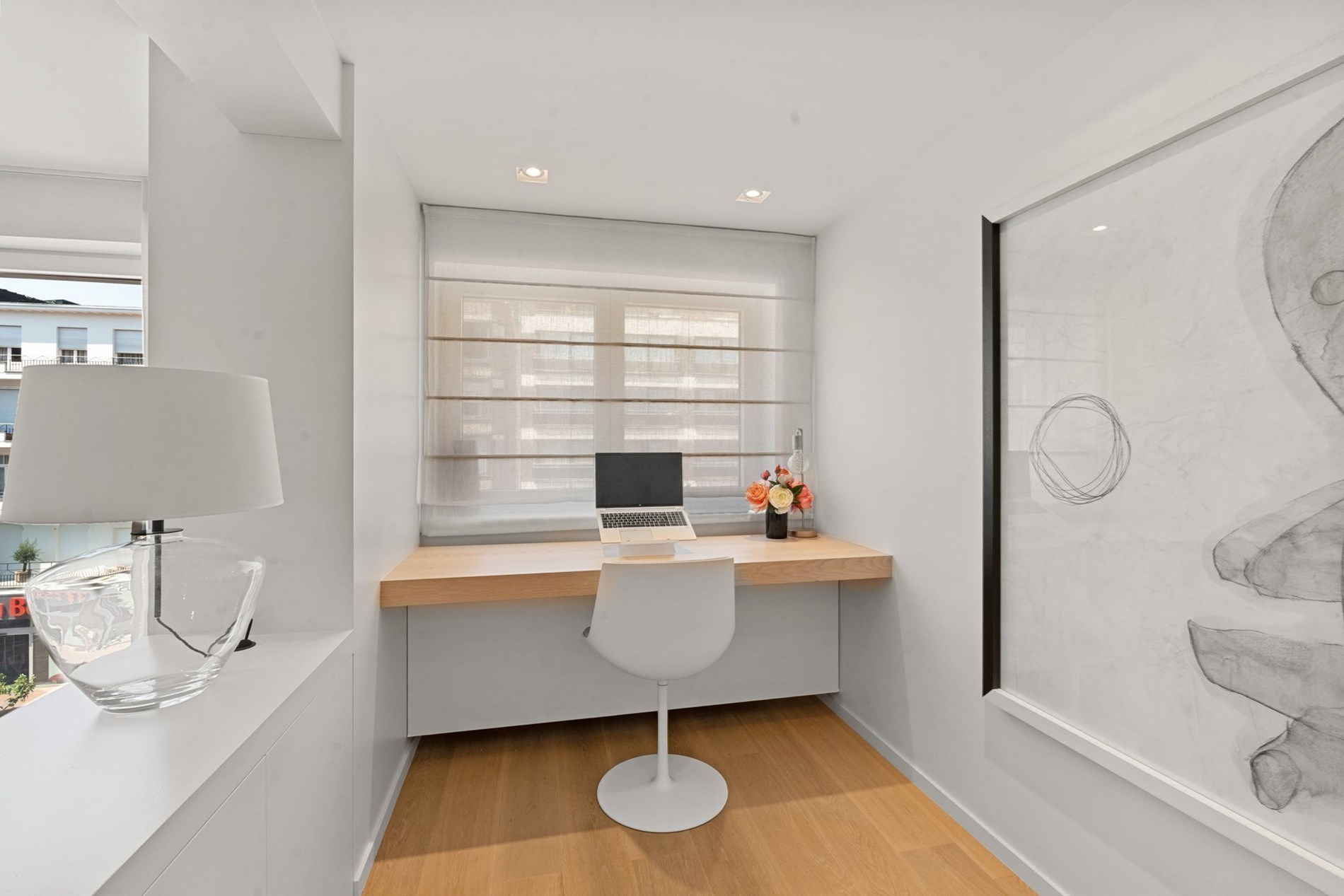 Bel appartement rénové, spacieux avec 2 chambres et une belle largeur de façade, situé au centre de l'avenue Lippens à Knokke. 