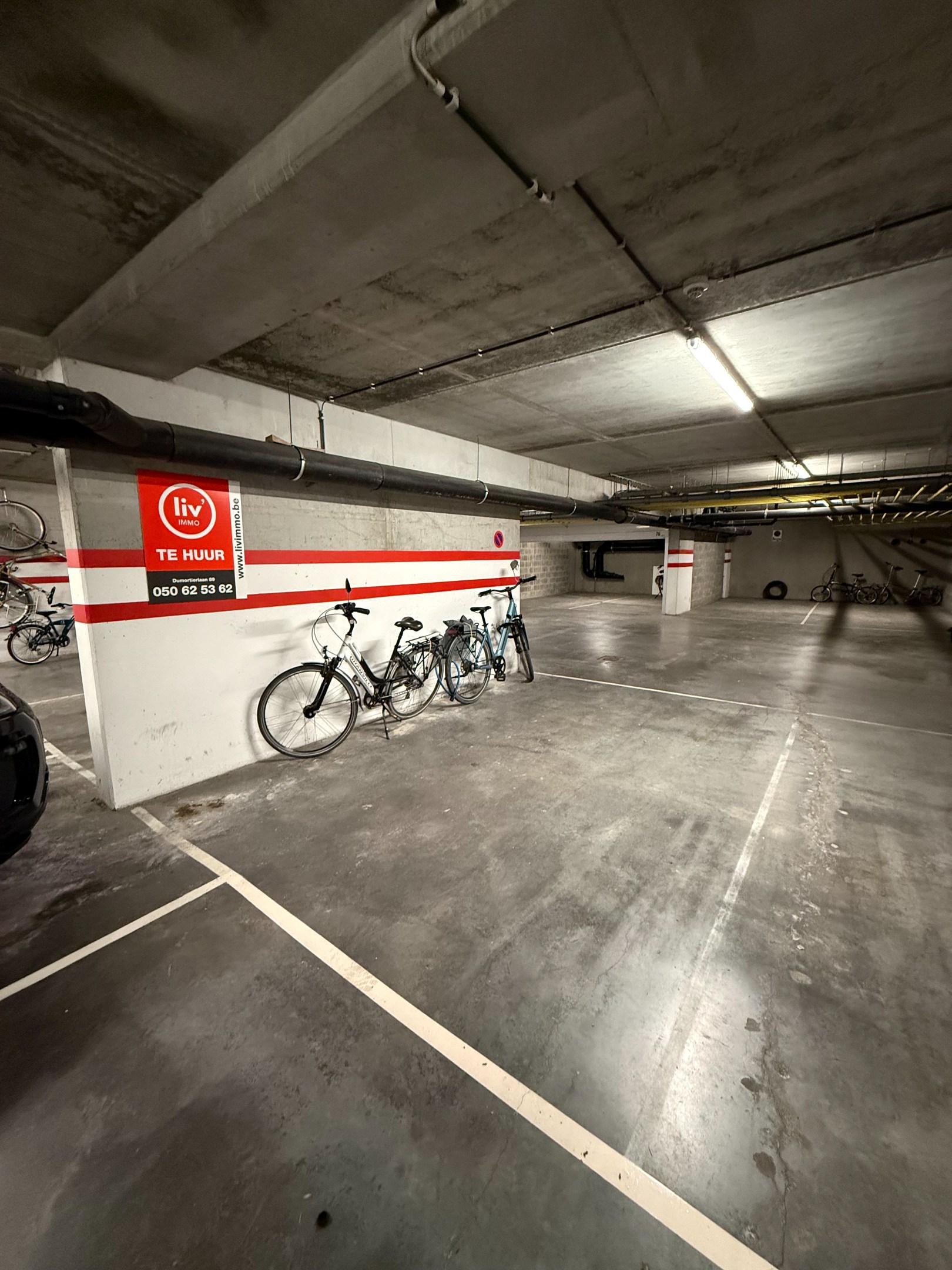 Ruime Staanplaars te huur in de Van Bunnenlaan. 