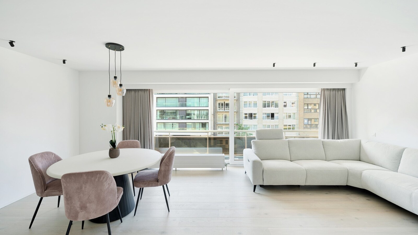 Luxueus gerenoveerd tweeslaapkamerappartement aan de vernieuwde boulevard van Heist 