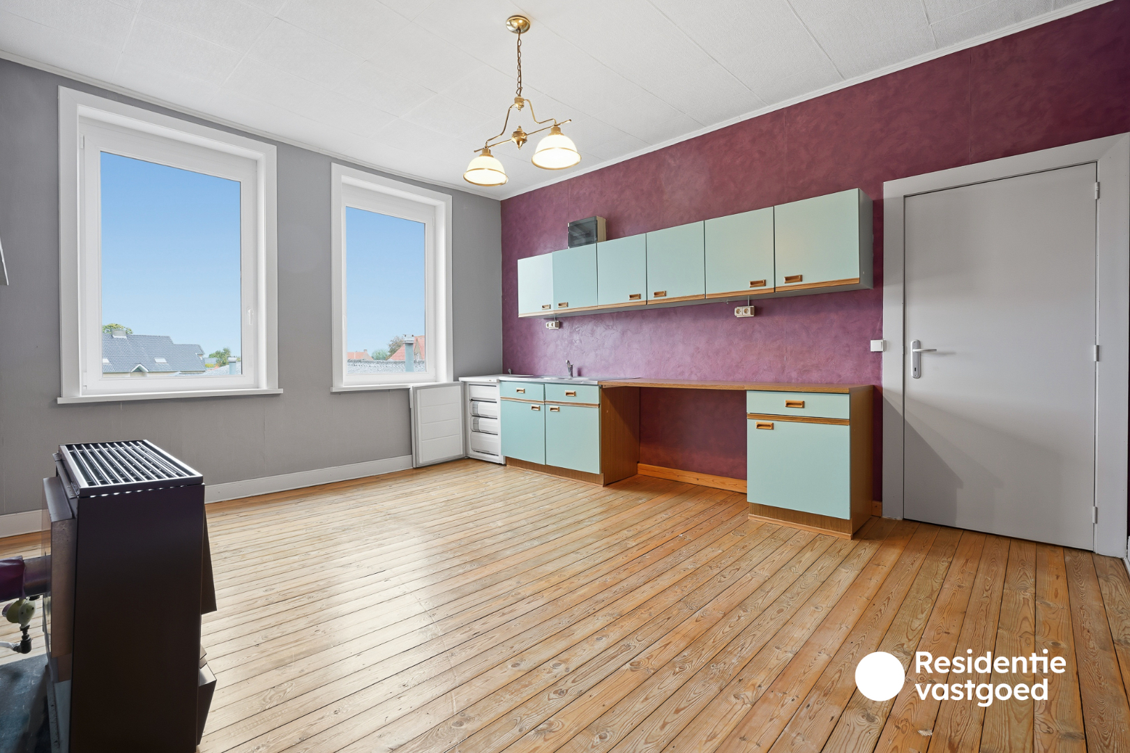 Veelzijdig eigendom met handelsruimte, ruime woning en bouwgrond in centrum Merkem! 