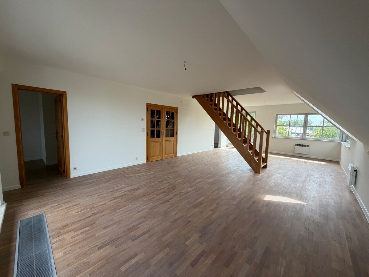 Ruim appartement met 2 terrassen nabij de Schelde. 