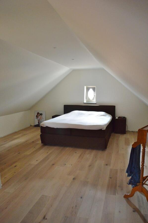 Charmante nieuwbouwvilla met bijgebouwen op 2.340 m² te St-Gillis-Waas. 